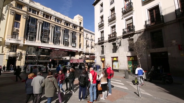 漫步在繁忙的街道附近的市长广场，西班牙，欧洲视频素材