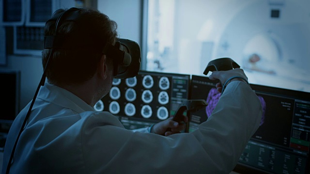 未来概念:在医学实验室外科医生佩戴虚拟现实头盔使用控制器与医疗机器人远程操作患者。医学的高科技进步。视频下载