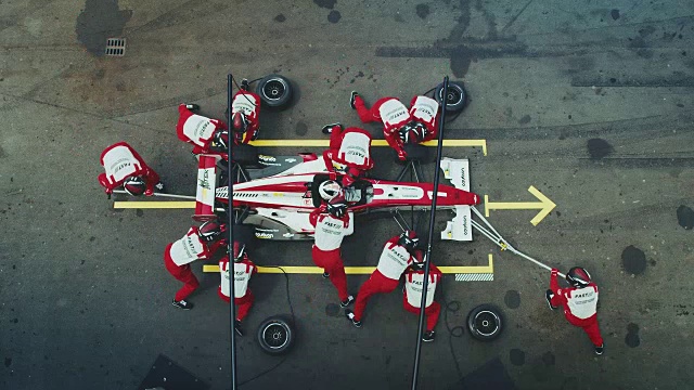 技术人员在维修站修理f1赛车视频素材