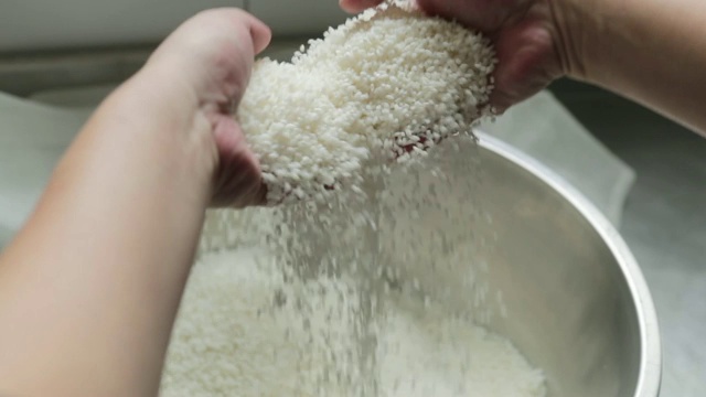 准备传统大米，用手把大米举到空中视频素材