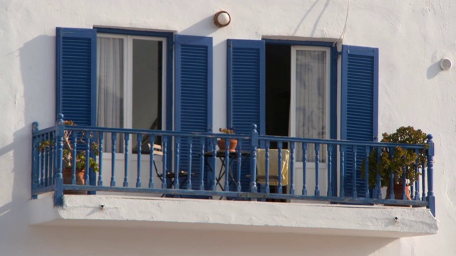 封闭:阳台外部有两扇玻璃门和蓝色百叶窗视频下载