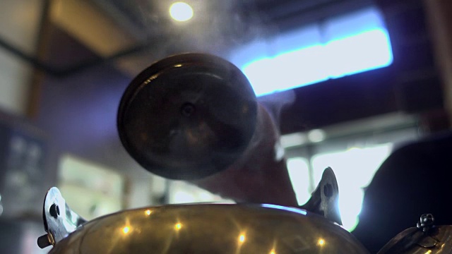 热茶在水壶中的蒸汽视频素材