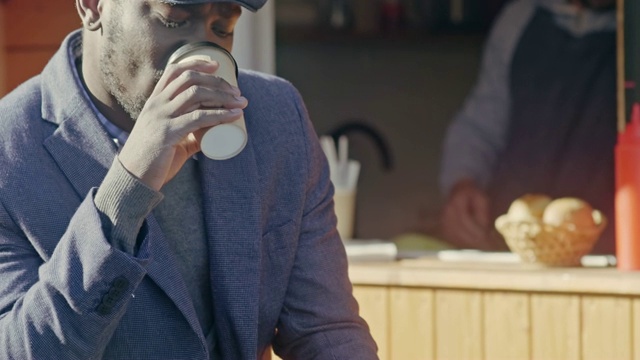 非裔美国人在咖啡店附近喝咖啡视频素材