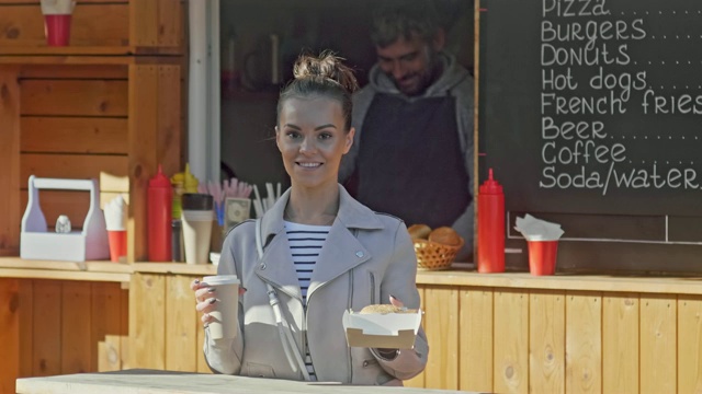 在食品摊买咖啡的快乐女人视频素材