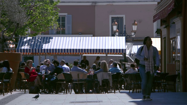 封锁:游客在科斯·萨利亚花卉市场的一家户外餐厅里视频下载
