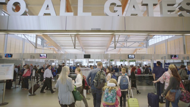 一家四口在机场安检处排队。视频下载