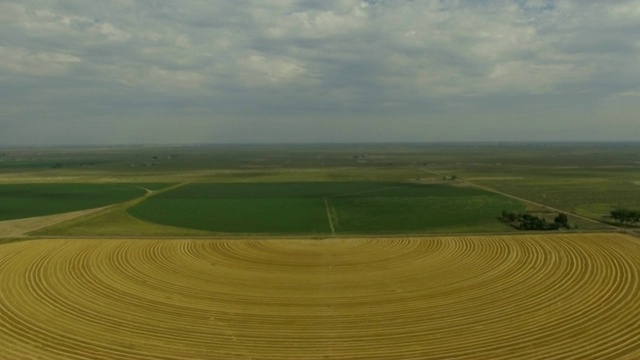 无人机在对称的半圆形农田上空升起视频素材