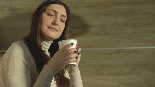 女人喜欢用纸杯喝热的新鲜咖啡视频素材