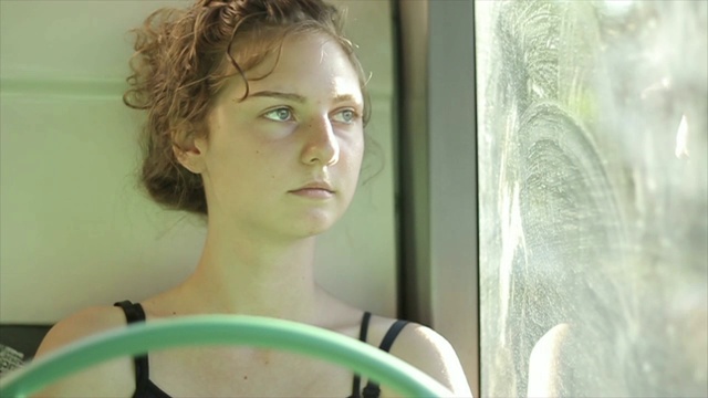 女孩独自乘坐城市公共汽车。窗户上的倒影。视频下载
