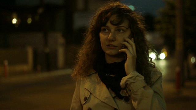 晚上在街上用智能手机聊天。视频下载