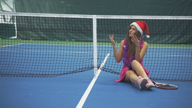 漂亮的网球姑娘坐在网球场上视频素材