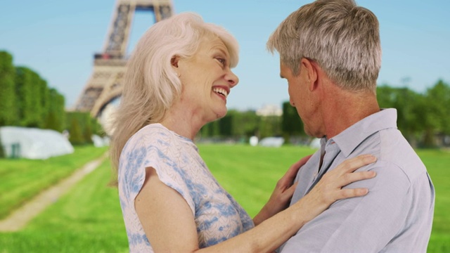 幸福的退休夫妇在埃菲尔铁塔附近拥抱视频素材