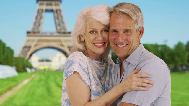 这对快乐的成熟夫妇在埃菲尔铁塔前摆姿势拍照视频素材