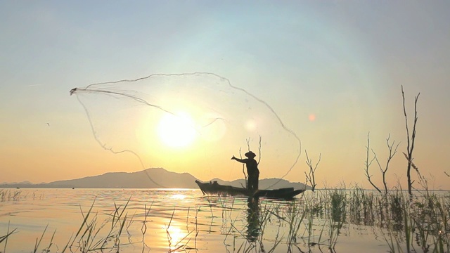 慢镜头:湖上渔民的生活方式视频下载