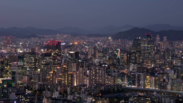 从白天到晚上的金融中心在首尔江南被城市景观包围视频素材