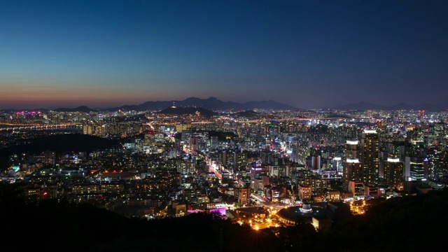 从白天到晚上的首尔艺术中心与城市景观包围在Seocho-gu，首尔视频素材