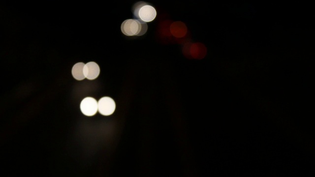 车灯在夜晚，散光驾驶的汽车视频素材
