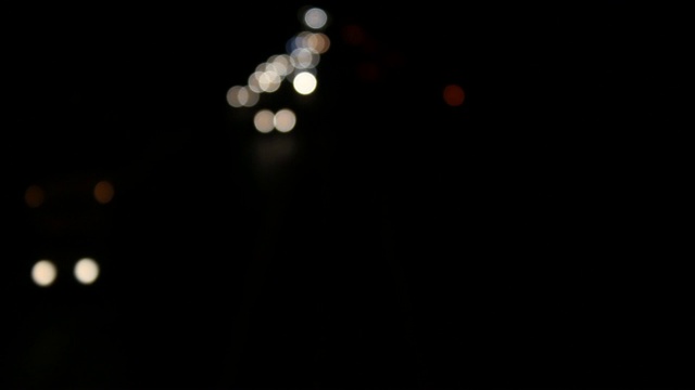夜间行车的散景灯光——抽象、模糊视频素材