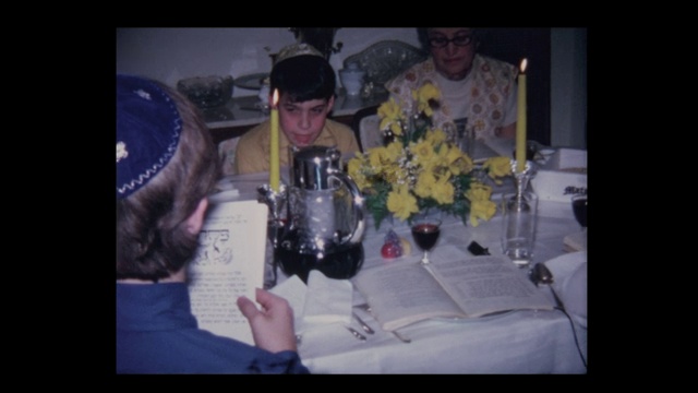 1971年，犹太家庭在逾越节逾越节上祈祷和唱歌视频素材