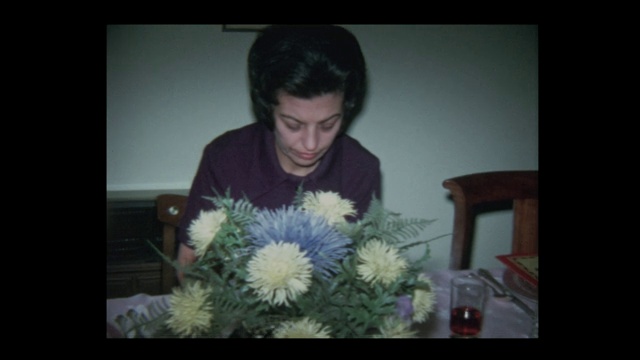 1971年，在逾越节家宴上，人向家人朗读哈加大视频素材