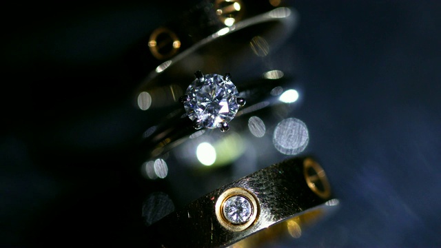 漂亮的结婚戒指和订婚戒指，4K 4K。视频下载