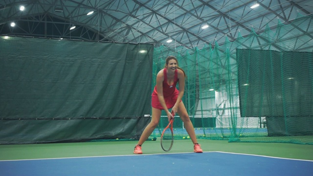 开朗的网球运动员把球击出视频素材