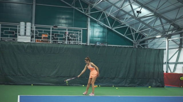 年轻的网球运动员击打球视频素材