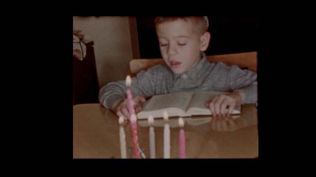 1958年，一个犹太小男孩在光明节读书视频下载