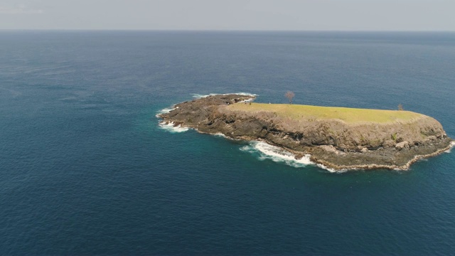 海洋中的岩石岛视频素材