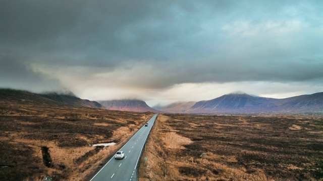 苏格兰高地的一条长长的乡村公路视频下载