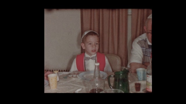 1956年，一个犹太小男孩在逾越节家宴上问了四个问题视频素材