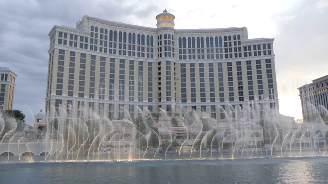 美景酒店和赌场喷泉在黄昏的Strip，拉斯维加斯大道，拉斯维加斯，内华达州，美国，北美视频下载