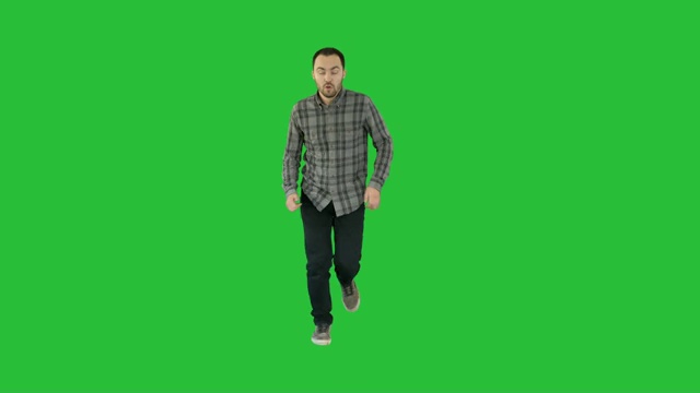 男人开始跑在一个绿色屏幕上的休闲衣服，色度钥匙视频素材
