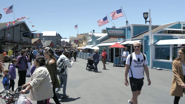 人们和商店在老渔人码头，蒙特利半岛，加利福尼亚州，美国，北美视频素材