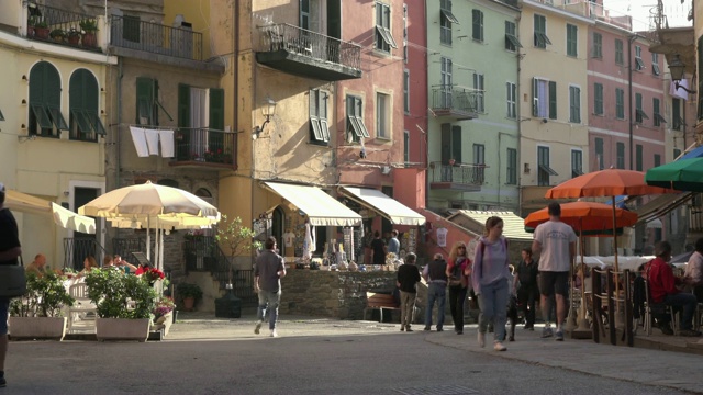 人们走在意大利Vernazza村的街道上视频下载