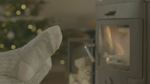 脚在壁炉前在圣诞节的扁平颜色的PROFILE视频素材
