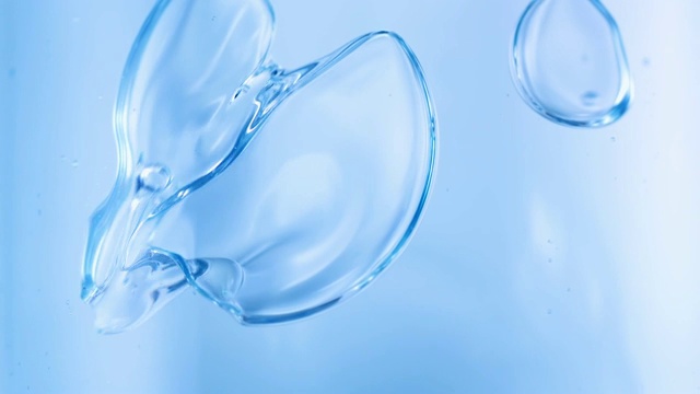 宏观蓝色液体气泡缓慢运动在高速视频素材