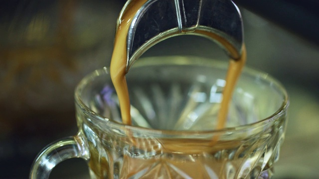 浓缩咖啡倒入装饰玻璃杯的特写镜头视频素材