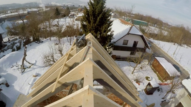 建筑工人在屋顶的木梁上行走视频素材