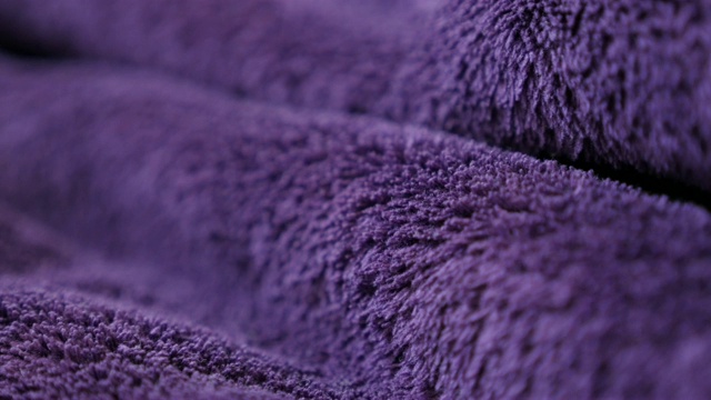 高装饰紫色极地羊毛特写4K 2160p 30fps超高清摇镜头-慢摇在合成纤维温暖的紫色毯子3840X2160超高清视频视频素材