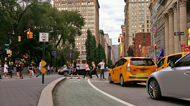 黄色出租车和行人在公园大道。纽约视频素材