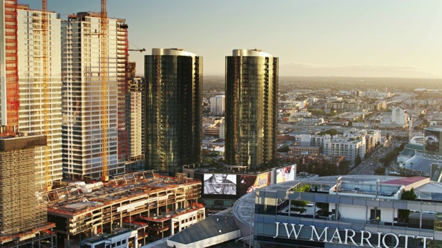 斯台普斯中心和洛杉矶蔓延在日落-空中视频素材