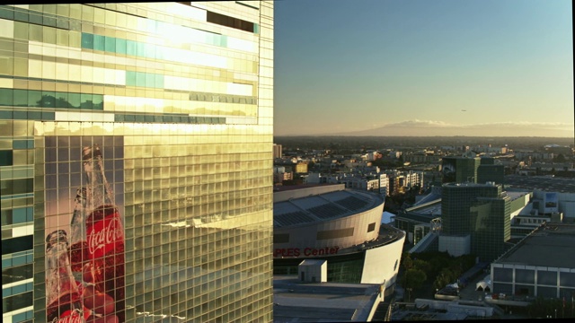 航空拍摄的斯台普斯中心后面的丽思卡尔顿酒店，洛杉矶市中心视频素材