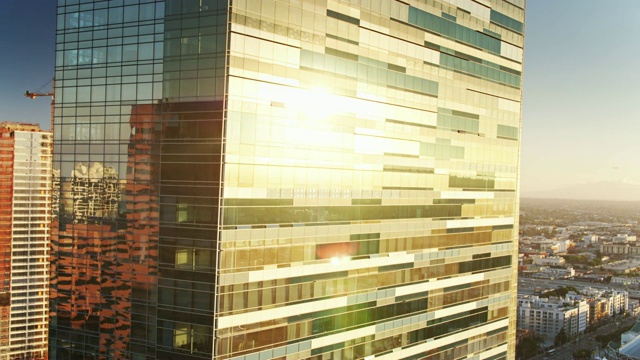 阳光闪烁在德泰丽思卡尔顿酒店，斯台普斯中心和会议中心视频素材