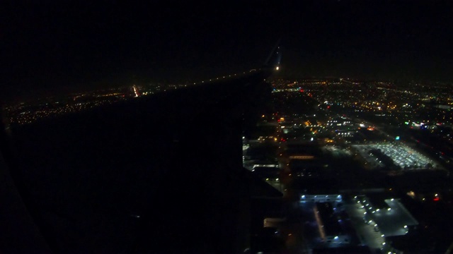 飞机在洛杉矶上空的夜间飞行4k视频素材