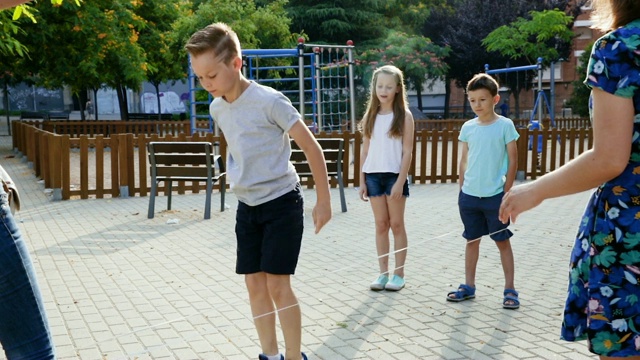 孩子们在跳中国弹跳绳视频下载