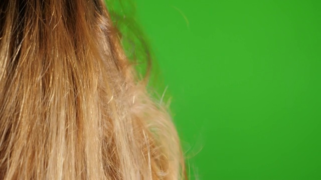 慢动作女人风干金发在绿色屏幕前1920X1080高清镜头-头发吹干金发女性色度键绿色屏幕1080p全高清慢速视频视频素材