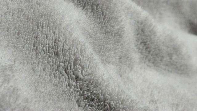 银色涤纶绒织物温暖的材料纹理4K 2160p 30fps超高清慢倾斜镜头-倾斜在银色合成纤维的极地毯特写4K 3840X2160超高清视频视频下载