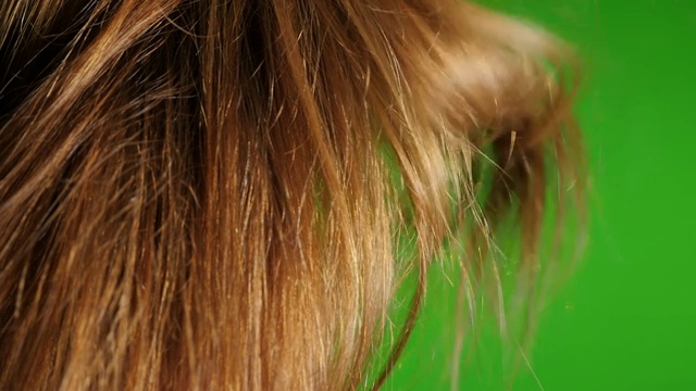 女人金发风干在绿色屏幕背景慢动作1920X1080高清镜头-头发吹干的金发女性色度键绿色屏幕显示1080p全高清视频视频素材