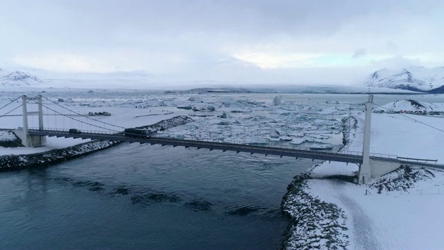 风景桥和冰雪覆盖的景观，Jokulsarlon泻湖，冰岛视频素材